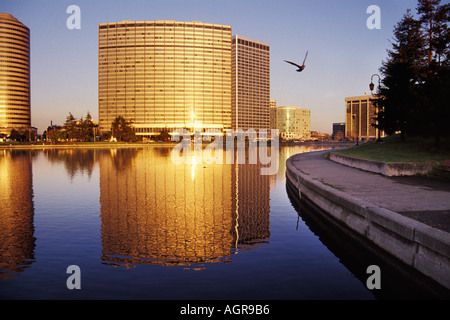 Oakland, Californie, à l'aube du Lac Merritt Banque D'Images