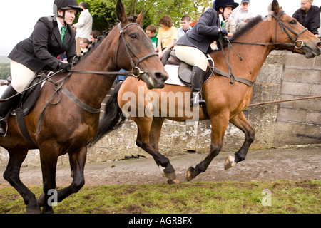 Des événements traditionnels écossais commun de l'équitation équitation Langholm jusqu'Kirk Wynd avec la foule acclamer sur Scotland UK Banque D'Images