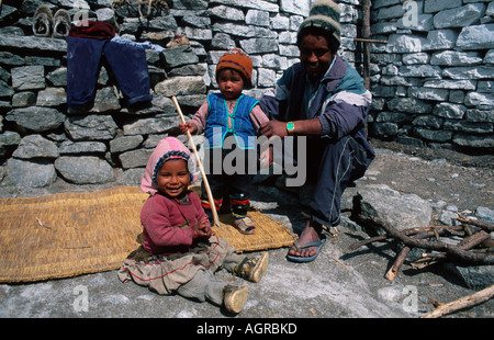 Homme avec enfants / Kalopani / Mann mit Kindern Banque D'Images