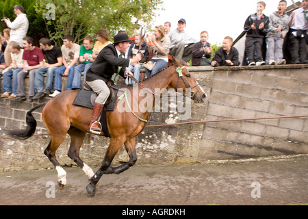 Des événements traditionnels écossais commun de l'équitation équitation Langholm jusqu'Kirk Wynd avec la foule acclamer sur l'Ecosse Banque D'Images