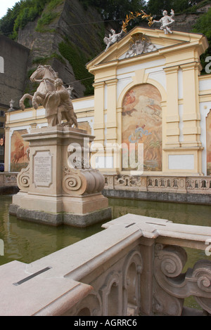 Statue du cheval Le cheval à Tamer Étang sur Herbert von Karajan square. Salzbourg, Autriche. Banque D'Images