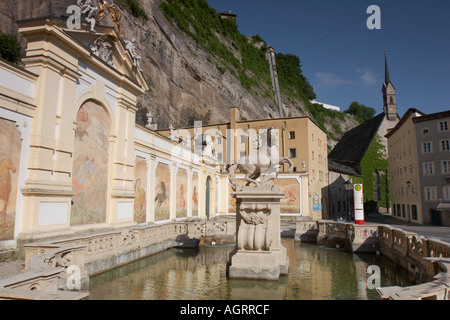 L'étang avec la statue du cheval Tamer au milieu. Herbert von Karajan square, Salzbourg, Autriche. Banque D'Images