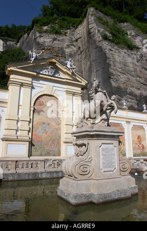 L'étang à Herbert von Karajan square. Salzbourg, Autriche. Banque D'Images