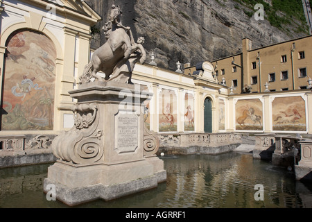 L'étang à Herbert von Karajan square. Salzbourg, Autriche. Banque D'Images