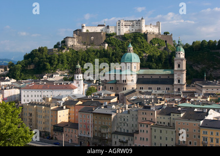 Vue surélevée sur la vieille ville de Salzbourg et la forteresse de Hohensalzburg depuis la montagne Kapuzinerberg. Salzbourg, Autriche. Banque D'Images