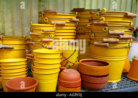 Seaux dans un magasin Banque D'Images