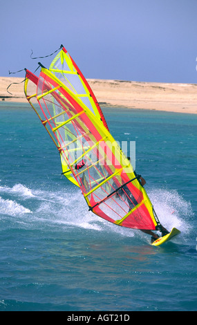 Trois planches jibe (tour) dans un groupe sur la mer Rouge à Ras Sudr Egypte Sinai au soleil avec une plage de sable en arrière-plan Banque D'Images