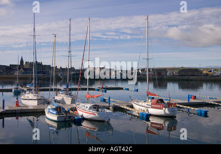 Dh Kirkwall ORKNEY KIRKWALL Marina Yacht Bateaux de plaisance amarrés jetée quai du port de Kirkwall Banque D'Images