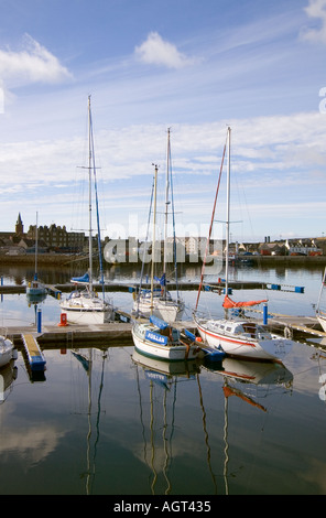 Dh Kirkwall ORKNEY KIRKWALL Marina Yacht Bateaux de plaisance amarrés jetée quai du port de Kirkwall Banque D'Images