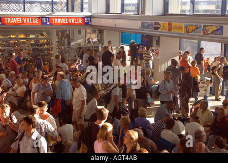 dh départ salon foules KOS AÉROPORT GRÈCE KOS le contrôleur de la circulation aérienne grève retarde la foule touristique les gens dans la salle d'attente sont bondés Banque D'Images