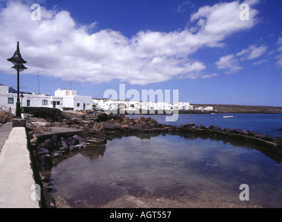 Dh PUNTA DE MUJERES LANZAROTE maisons blanches au bord de l'eau villages village Harbour Pêche Banque D'Images