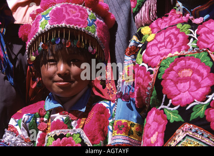 Yi girl in Tanhua, Yunnan, Chine habillé traditionnellement à l'épinglage fleurs annuel Festival. Banque D'Images