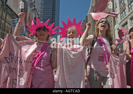 Les opposants du Président George Bush de rassemblement à New York Banque D'Images