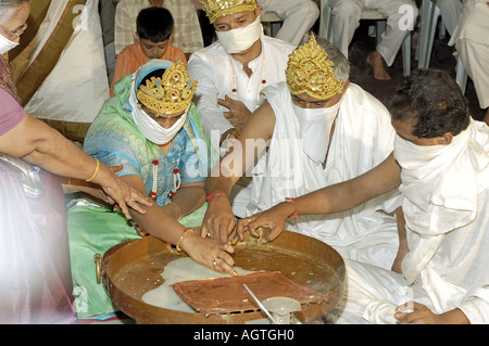 HMA79959 Prière spéciale offerte par la communauté religieuse Jain de l'Inde Banque D'Images