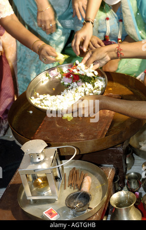HMA79963 Prière spéciale offerte par la communauté religieuse Jain de l'Inde Banque D'Images