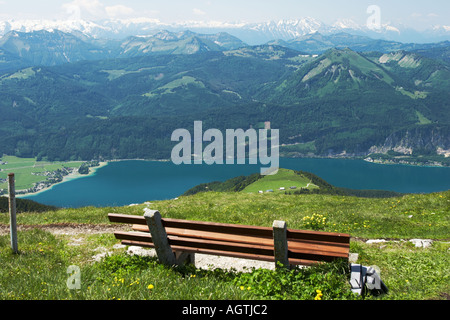 Un banc au sommet de la montagne Schafberg avec vue sur le lac Wolfgang et les montagnes environnantes. Salzkammergut, Autriche. Banque D'Images