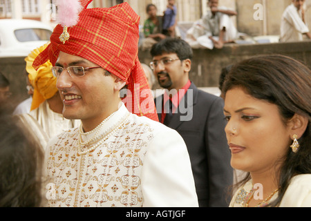 Indian Gujarati époux portant turban et manteau brodé appelé Shervani avec sa soeur sur son mariage en Inde Banque D'Images