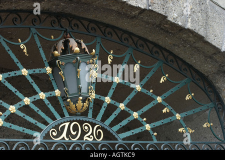 Grille en fer forgé et la lampe. Salzbourg, Autriche. Banque D'Images