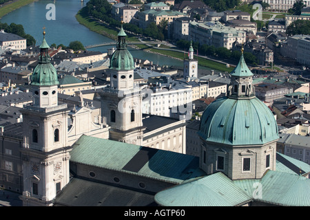 Vue aérienne de la cathédrale et d'autres bâtiments dans la vieille ville de Salzbourg, en Autriche. Banque D'Images