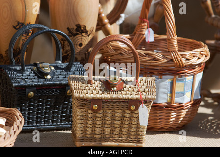 Sacs et paniers de souvenirs sur l'affichage dans la forteresse de Hohensalzburg. Salzbourg, Autriche. Banque D'Images