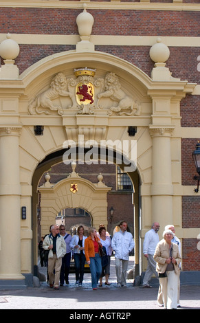 Visiteurs à la cour intérieure Binnenhof à La Haye dans la province de Hollande-méridionale Pays-Bas Banque D'Images