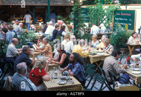 Des gens assis au bar à vin Zum Martin Sepp dans le village vigneron à Grinzing Vienne Autriche Banque D'Images