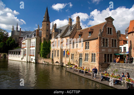 Bâtiments le long d'un canal à la ville de Bruges dans la province de Flandre occidentale Belgique Banque D'Images