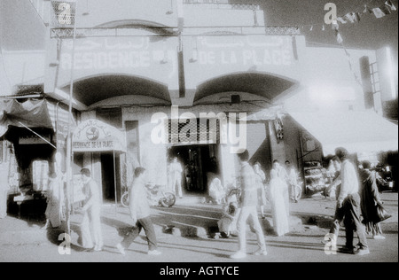 Onirique infra rouge scène de rue à Marrakech Marrakech au Maroc au Maghreb en Afrique du Nord Sahara. Voyage éthéré infrarouge Banque D'Images