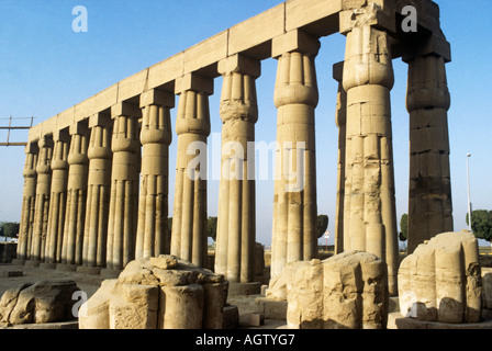 Temple de Louxor, capitale des colonnes de Papyrus bourgeons qui forment la grande cour d'Amun-Ofi III. Banque D'Images