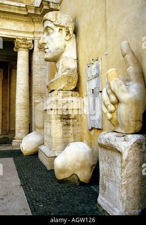 Rome. L'Italie. Vestiges de l'immense statue de AD C 4e empereur romain Constantin I, le Palazzo dei Conservatori, Musées du Capitole. Banque D'Images