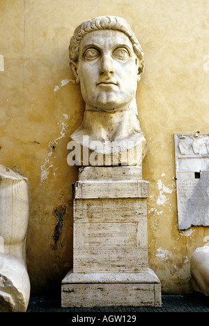 Rome. L'Italie. Vestiges de l'immense statue de AD C 4e empereur romain Constantin I, le Palazzo dei Conservatori, Musées du Capitole. Banque D'Images