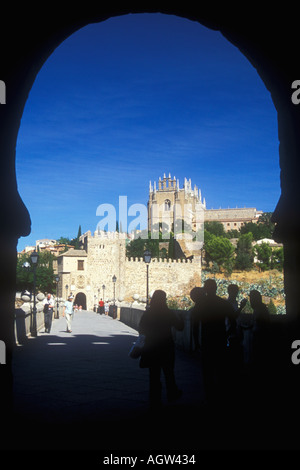 Vue sur cathédrale et ancienne ville mauresque par arch San Martin de Toledo Castille Espagne Pont Banque D'Images