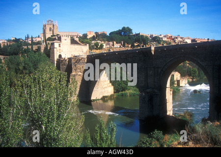 Voir l'ancienne ville de Tolède avec pont San Martin ancienne cathédrale Castille Espagne Europe EU Banque D'Images
