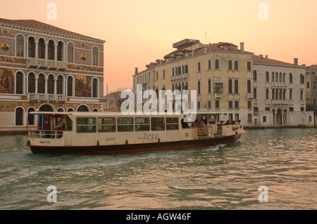 Un vaporetto sur le Grand canal près du pont de l'Accademia à Venise Banque D'Images