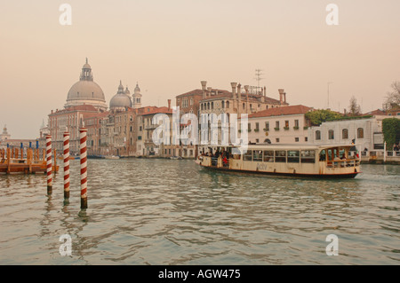 Un vaporetto sur le Grand canal près du pont de l'Accademia à Venise Banque D'Images