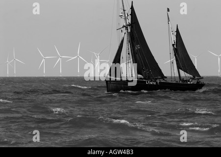 Vieux bateau de pêche voiles passé gt yarmouth wind farm Banque D'Images