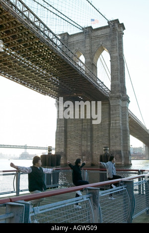 Asian américains exercices tôt le matin sous le pont de Brooklyn New York City Banque D'Images