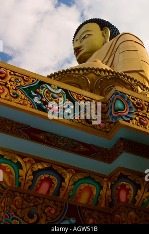 Golden buddha à entrée à Swayambunath stupa à Katmandou au Népal Banque D'Images