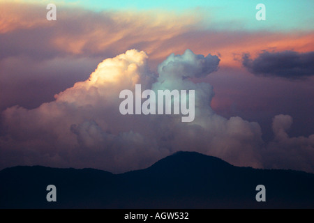 Les nuages de la mousson dans la vallée de Katmandou en formation accrocheur Banque D'Images