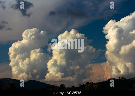 Les nuages de la mousson dans la vallée de Katmandou Banque D'Images