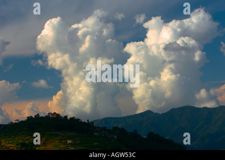 Les nuages de la mousson dans la vallée de Katmandou Banque D'Images