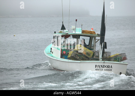 Bateau de pêche au homard de la péninsule de Schoodic brumeux Maine USA Banque D'Images