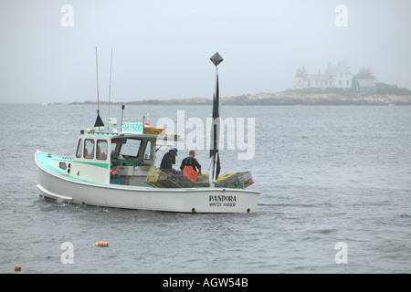 Bateau de pêche du homard au large de la péninsule de Schoodic Winter Harbour Light est situé sur l'île de Mark Winter Harbour USA Banque D'Images