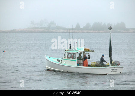 Bateau de pêche au homard de la péninsule de Schoodic brumeux Winter Harbour Light est situé sur l'île de Mark Winter Harbour USA Banque D'Images