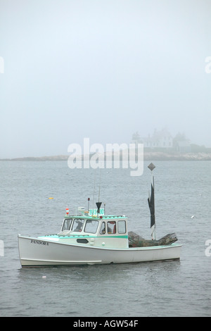 Bateau de pêche au homard de la péninsule de Schoodic brumeux Winter Harbour Light est situé sur l'île de Mark Winter Harbour USA Banque D'Images