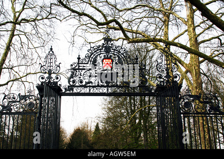 Passerelle en fer forgé à Trinity College sur le dos à Cambridge UK Banque D'Images