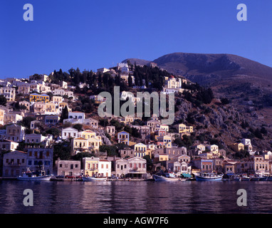 Grèce / Îles du Dodécanèse / Symi Symi maisons néo classique town harbour Gialos Banque D'Images