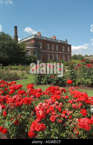 Rose Garden & The Rangers House un manoir géorgien de style palladien en brique rouge abritant maintenant la collection d'art Wernher Greenwich Park Blackheath Londres UK Banque D'Images