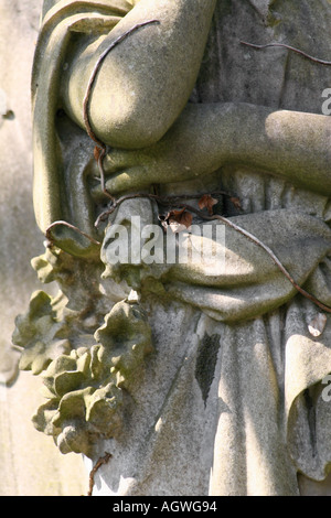 Le Cimetière de Highgate Londres détail d'un ange de proue Banque D'Images