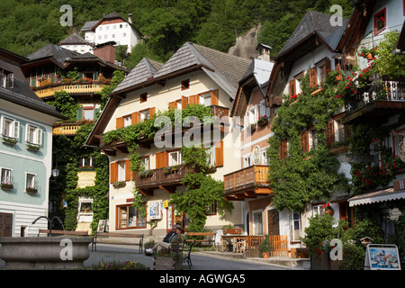 Maisons traditionnelles autour de Place du Marché au centre de village de Hallstatt. Salzkammergut, Autriche. Banque D'Images